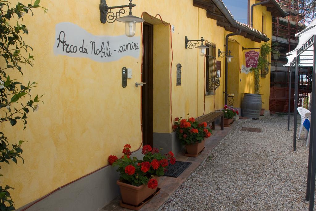 Arco Dei Nobili Bed & Breakfast Monforte D'Alba Exterior photo